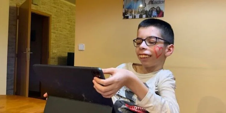 Martin ze Šumperka bojuje s neznámou nemocí. Už přestal úplně chodit, pomohl by mu elektrický vozík