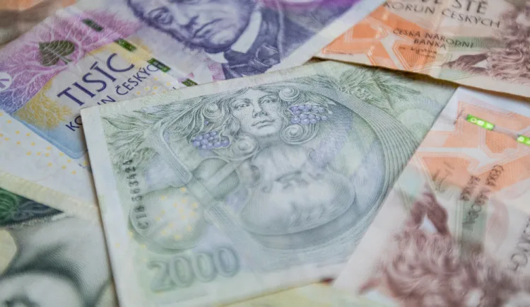 Seniorka chtěla peníze pro vnoučata. Uvěřila ale podvodníkům