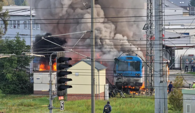 VIDEO: Řidič kamionu, který se na Bělidlech na železničním přejezdu srazil s osobním vlakem, jde k soudu
