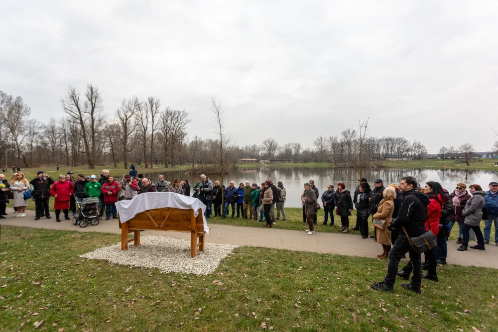 Přerov dnes odhalil lavičku zpěváka Pavla Nováka. Hudební ikona by se dožila osmdesáti let