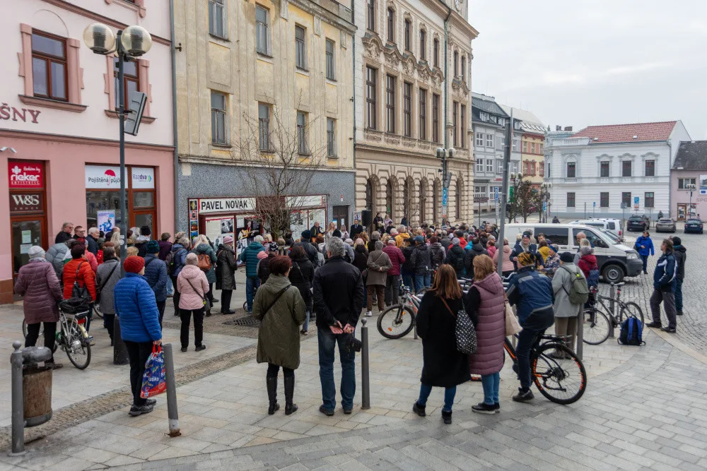Přerov dnes odhalil lavičku zpěváka Pavla Nováka. Hudební ikona by se dožila osmdesáti let