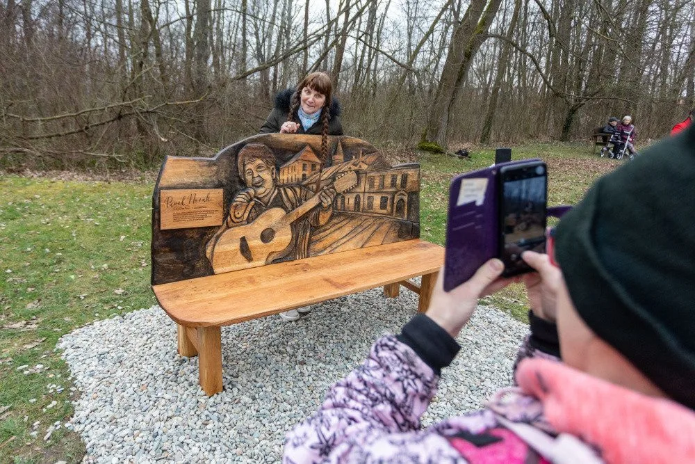 Přerov dnes odhalil lavičku zpěváka Pavla Nováka. Hudební ikona by se dožila osmdesáti let