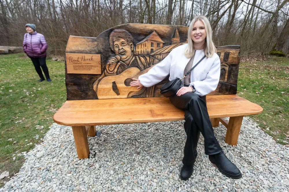 Přerov dnes odhalil lavičku zpěváka Pavla Nováka. Hudební ikona by se dožila osmdesáti let