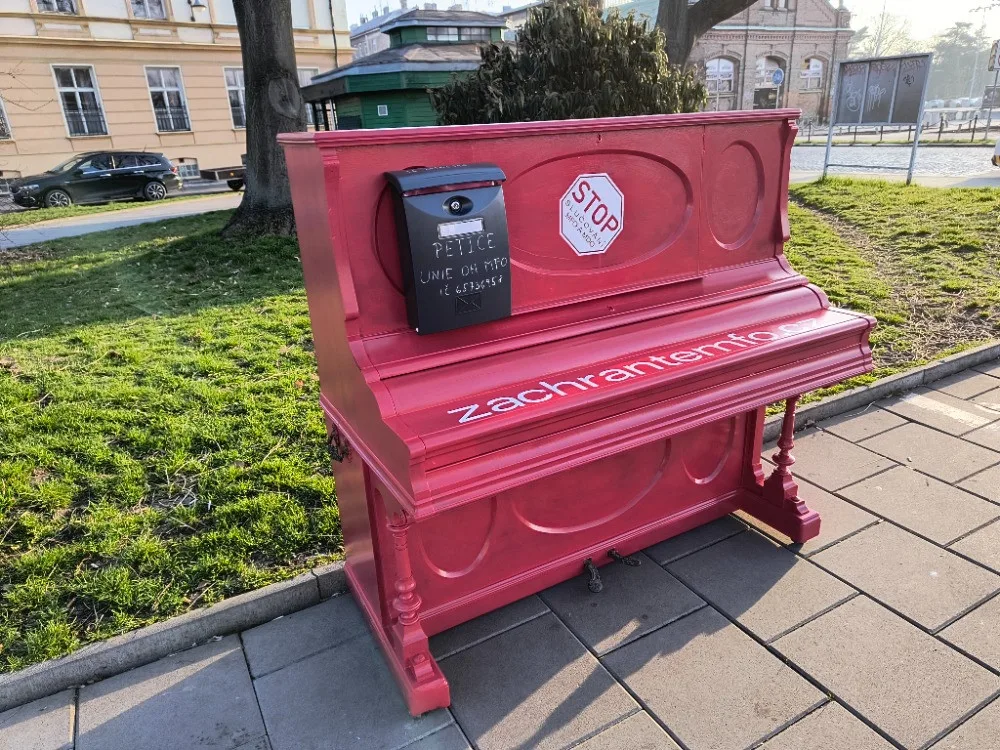Co znamenají červená piana v centru Olomouce? Jde o petiční stánky