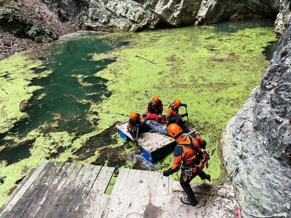 FOTOGALERIE: Lezecké skupiny hasičů cvičili v Hranické propasti. Zachraňovali zraněného turistu