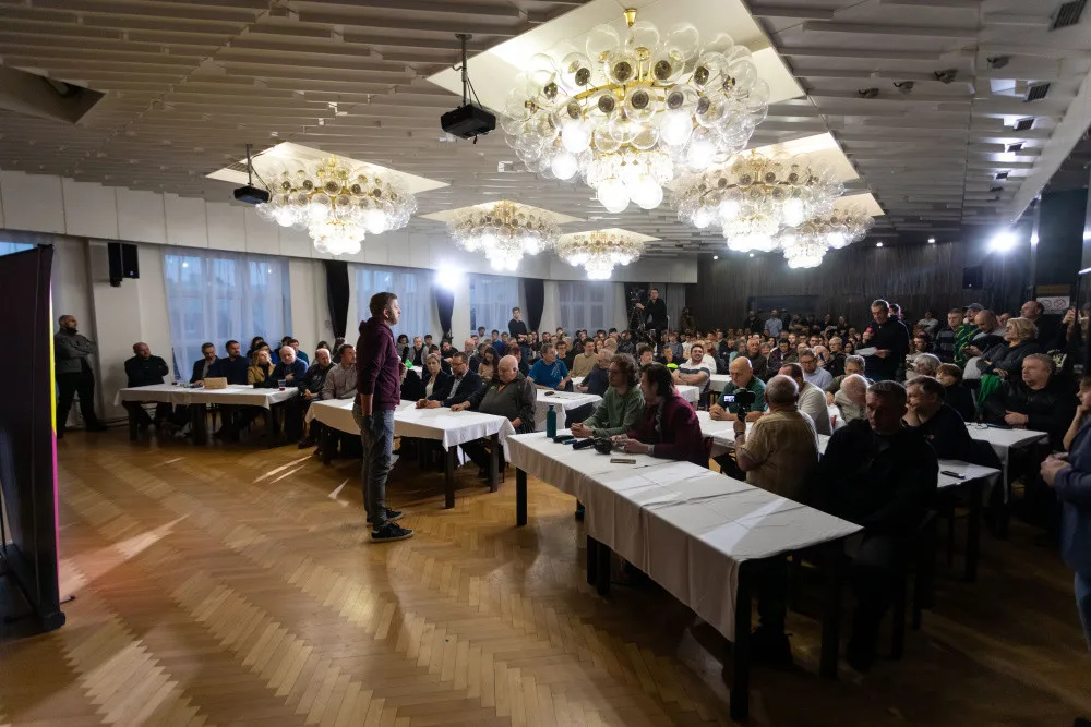 Sociální dávky, protiletecké kryty i kritika Babiše. Ministr Rakušan debatoval s Přerovany