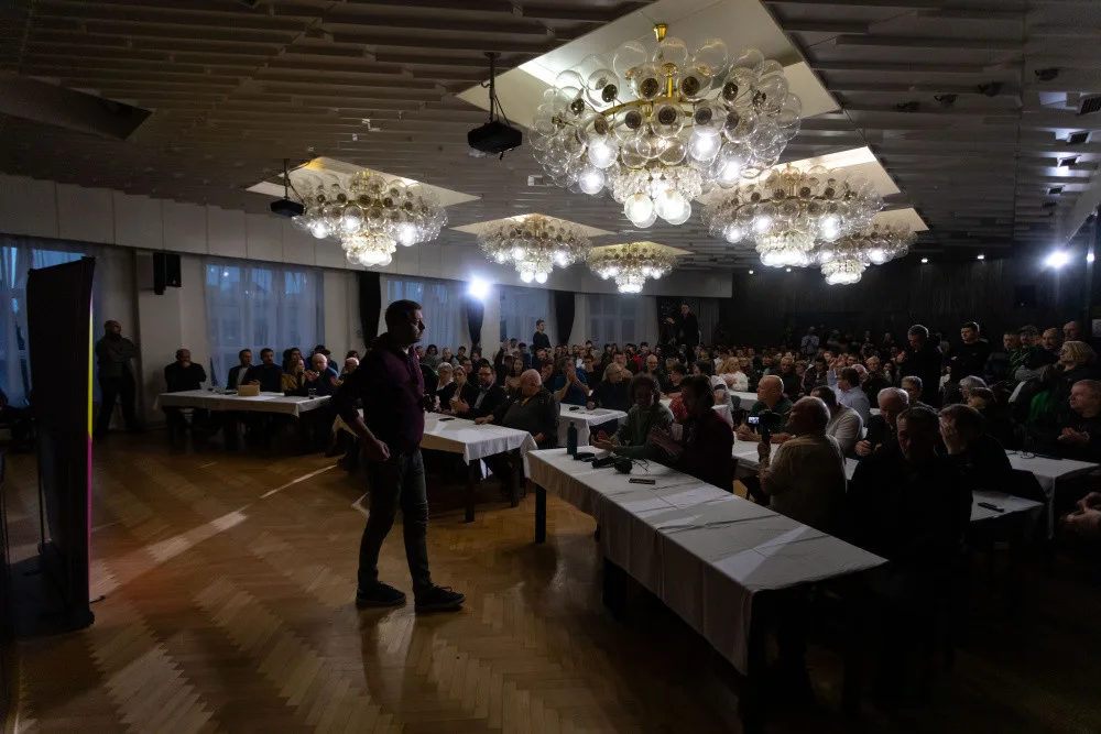 VIDEO: Sociální dávky, protiletecké kryty i kritika Babiše. Ministr Rakušan debatoval s Přerovany