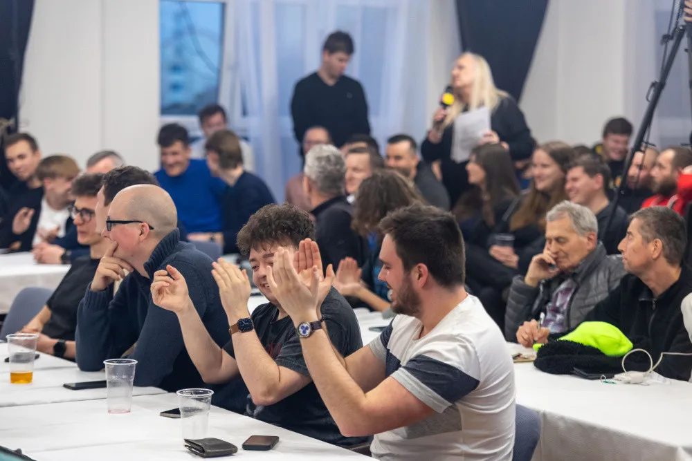 VIDEO: Sociální dávky, protiletecké kryty i kritika Babiše. Ministr Rakušan debatoval s Přerovany