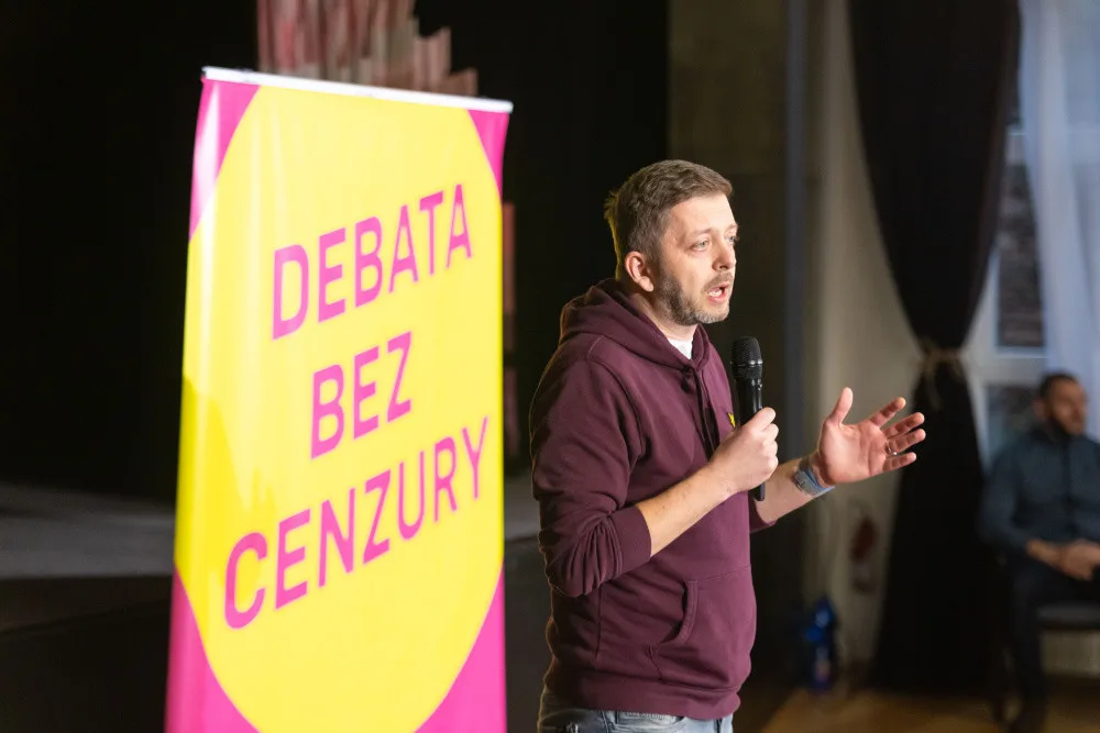 VIDEO: Sociální dávky, protiletecké kryty i kritika Babiše. Ministr Rakušan debatoval s Přerovany