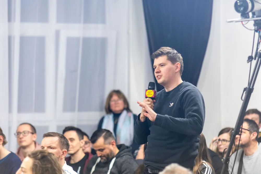 VIDEO: Sociální dávky, protiletecké kryty i kritika Babiše. Ministr Rakušan debatoval s Přerovany