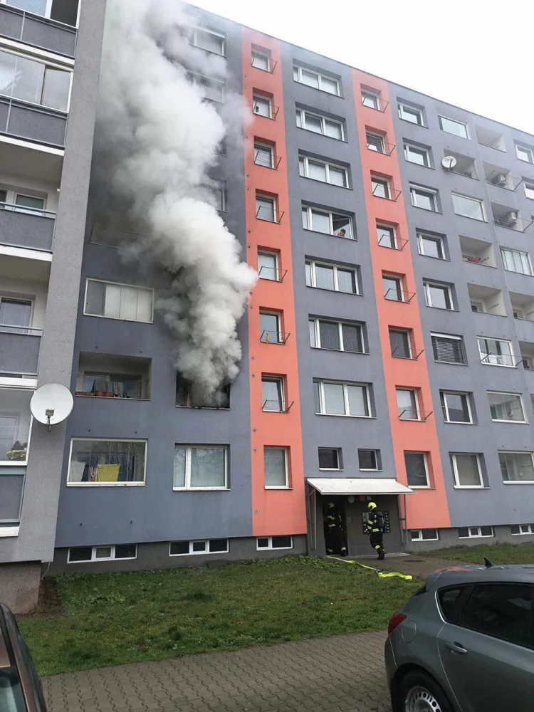 U Timpa v Olomouci hořel byt v paneláku. Tři lidé utrpěli zranění