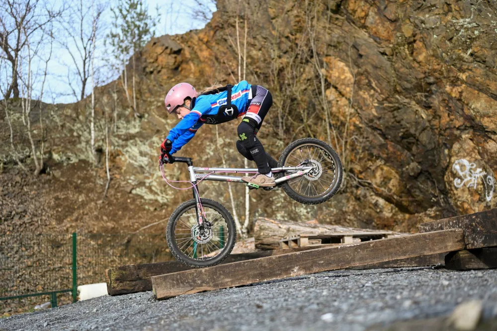 Po skateparku a bikrosové dráze má nyní Zábřeh také areál pro biketrial. Město podporuje mládež