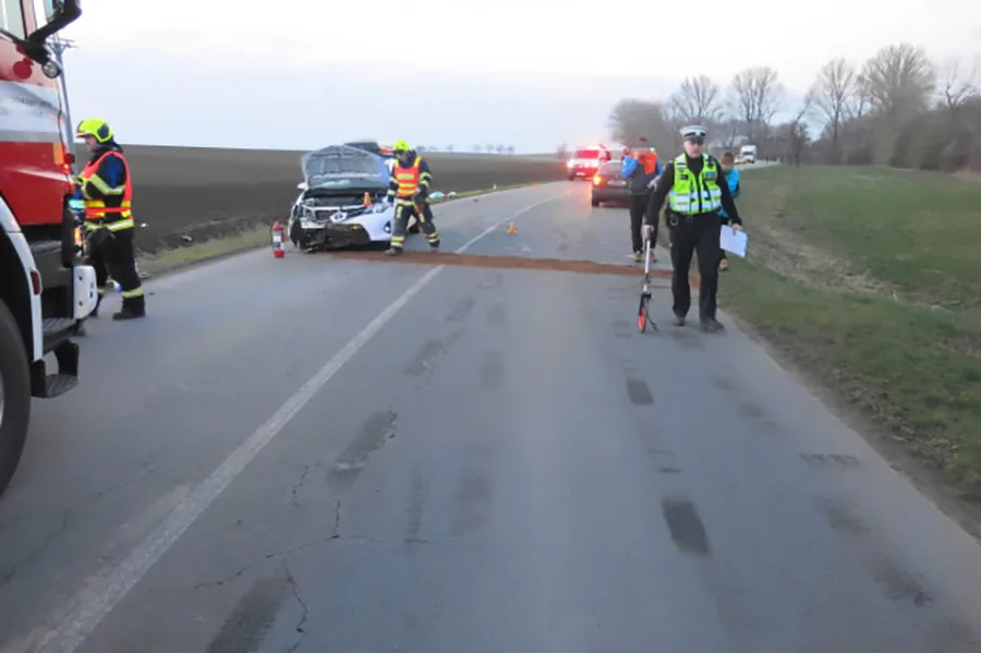 Mladá motorkářka spadla před projíždějící auto. Na Prostějovsko vzlétl záchranářský vrtulník