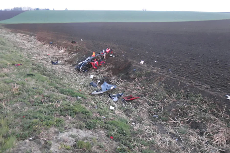 Mladá motorkářka spadla před projíždějící auto. Na Prostějovsko vzlétl záchranářský vrtulník