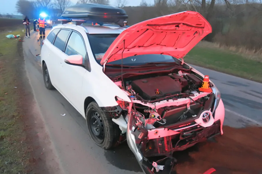 Mladá motorkářka spadla před projíždějící auto. Na Prostějovsko vzlétl záchranářský vrtulník