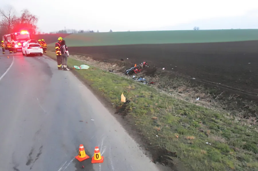 Mladá motorkářka spadla před projíždějící auto. Na Prostějovsko vzlétl záchranářský vrtulník
