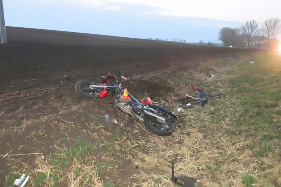 Mladá motorkářka spadla před projíždějící auto. Na Prostějovsko vzlétl záchranářský vrtulník