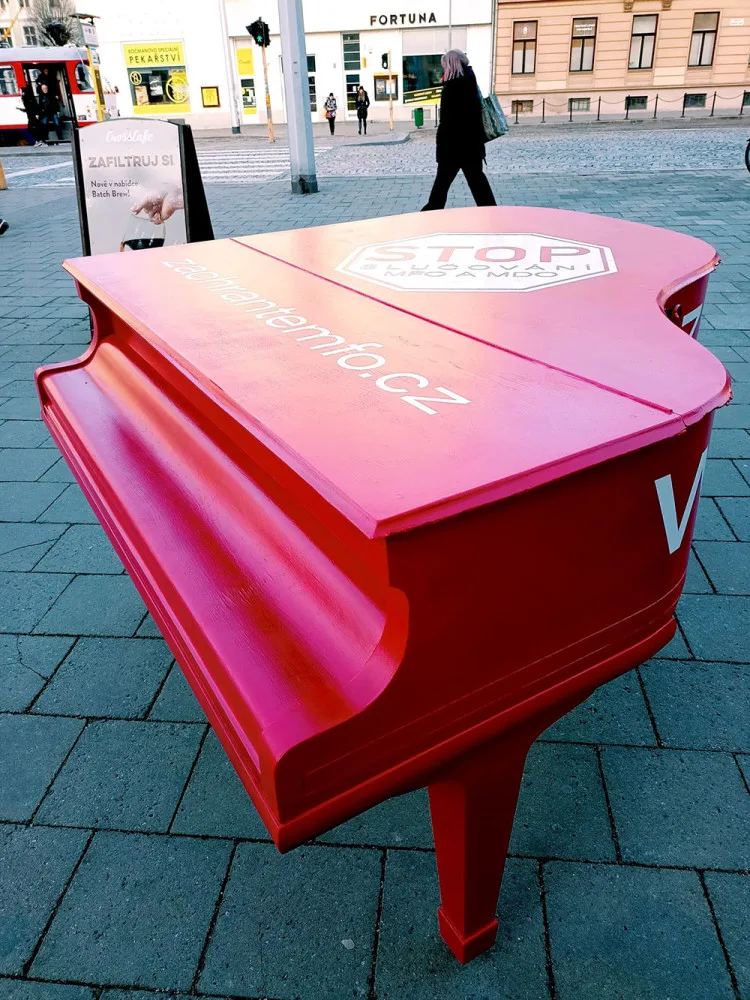 Petiční piano filharmoniků v Olomouci nepřestálo víkendovou noc. Měly ho rozsednout dvě dívky