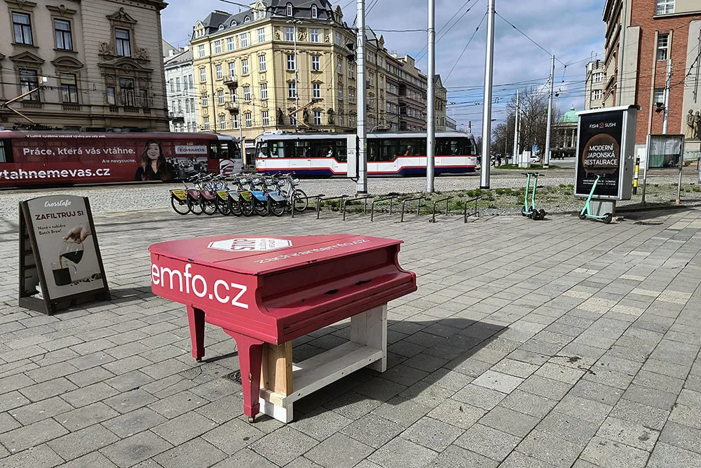 Po opravě se s novou podpěrou mohlo piano vrátit zpět na původní místo