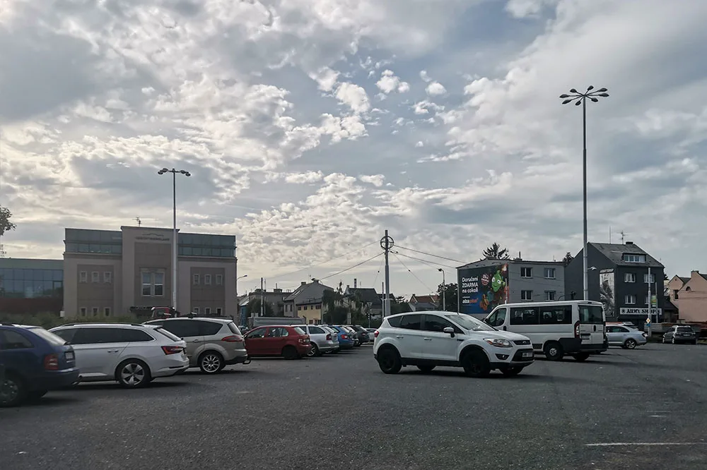 Na rozlehlé ploše na nároží ulici Hodolanská a Lipenská v Olomouci by mohl vzniknout parkovací dům
