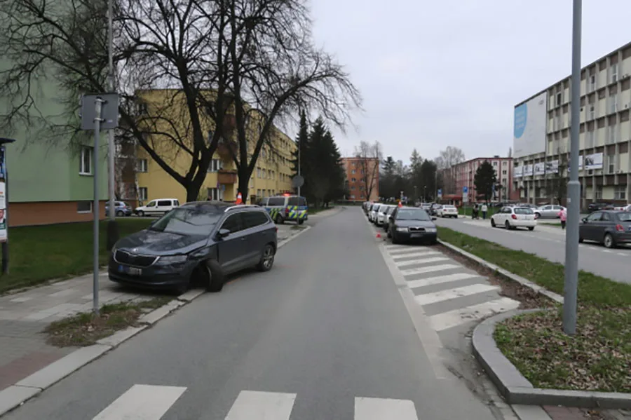 Opilý šofér naboural v Přerově čtyři auta, s poničenou škodovkou skončil na chodníku
