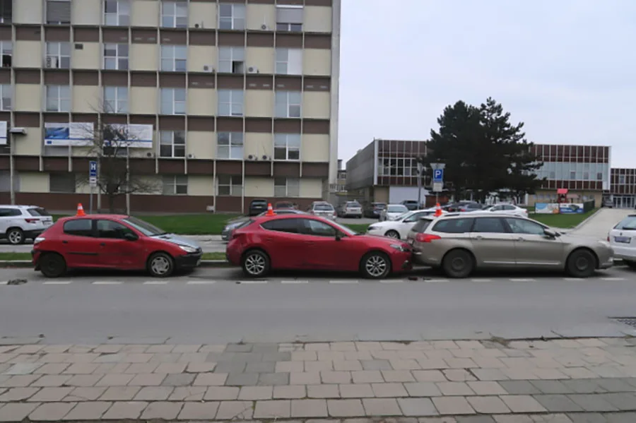 Opilý šofér naboural v Přerově čtyři auta, s poničenou škodovkou skončil na chodníku