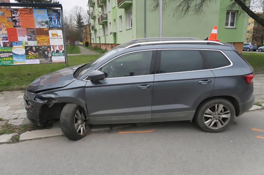 Opilý šofér naboural v Přerově čtyři auta, s poničenou škodovkou skončil na chodníku