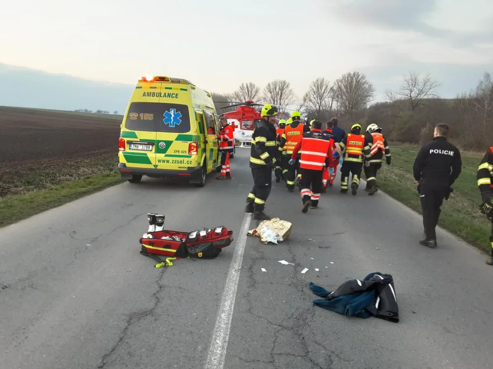 Mobil hlásí nehody. V Kapli se srazily dvě osobní auta, u Němčic nad Hanou havarovala motorkářka