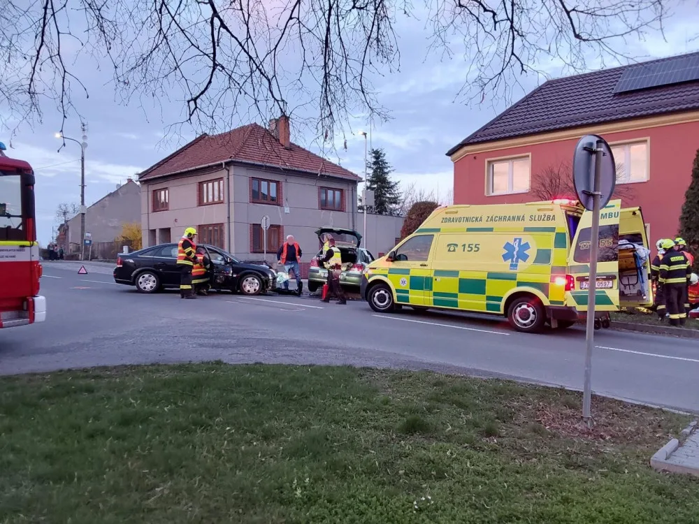 Mobil hlásí nehody. V Kapli se srazily dvě osobní auta, u Němčic nad Hanou havarovala motorkářka