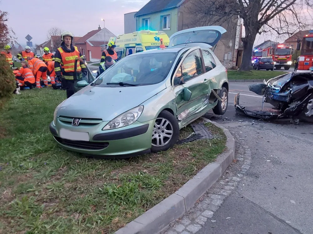 Mobil hlásí nehody. V Kapli se srazily dvě osobní auta, u Němčic nad Hanou havarovala motorkářka