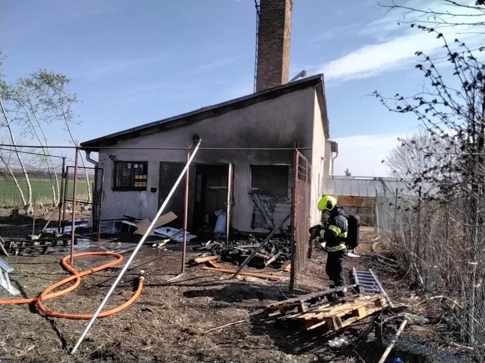 Při pálení dřevěného pařeniště v Přerově vítr rozfoukal plemeny na zahradní domek. Shořela celá střecha
