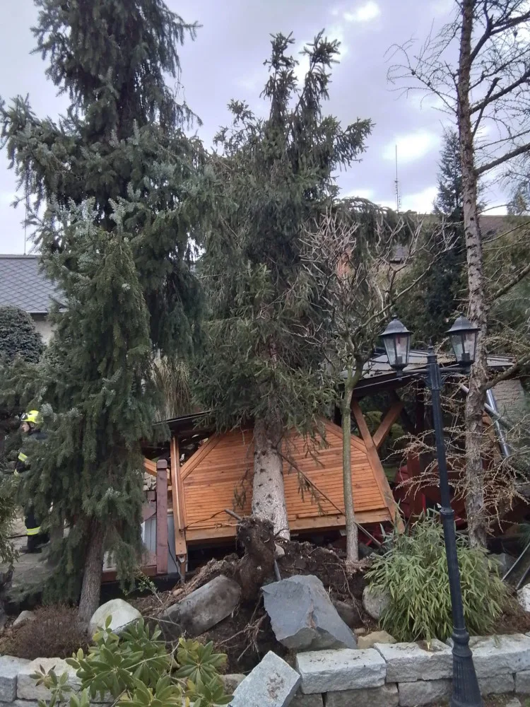 Silný vítr lámal v Olomouckém kraji stromy. Padaly na elektrické dráty, koleje a v Bystrovanech ohrožovaly dům