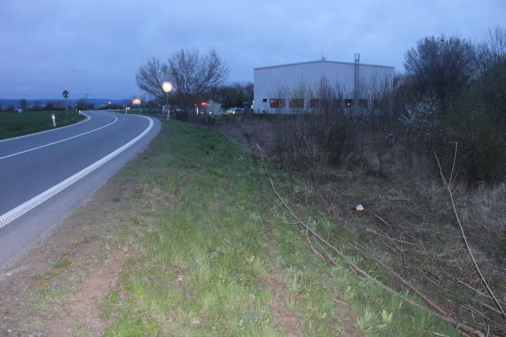 Mladý opilý řidič smetl u Břuchotína patník, plot, hydrant a obrubníky. Zastavilo ho až zaparkované auto