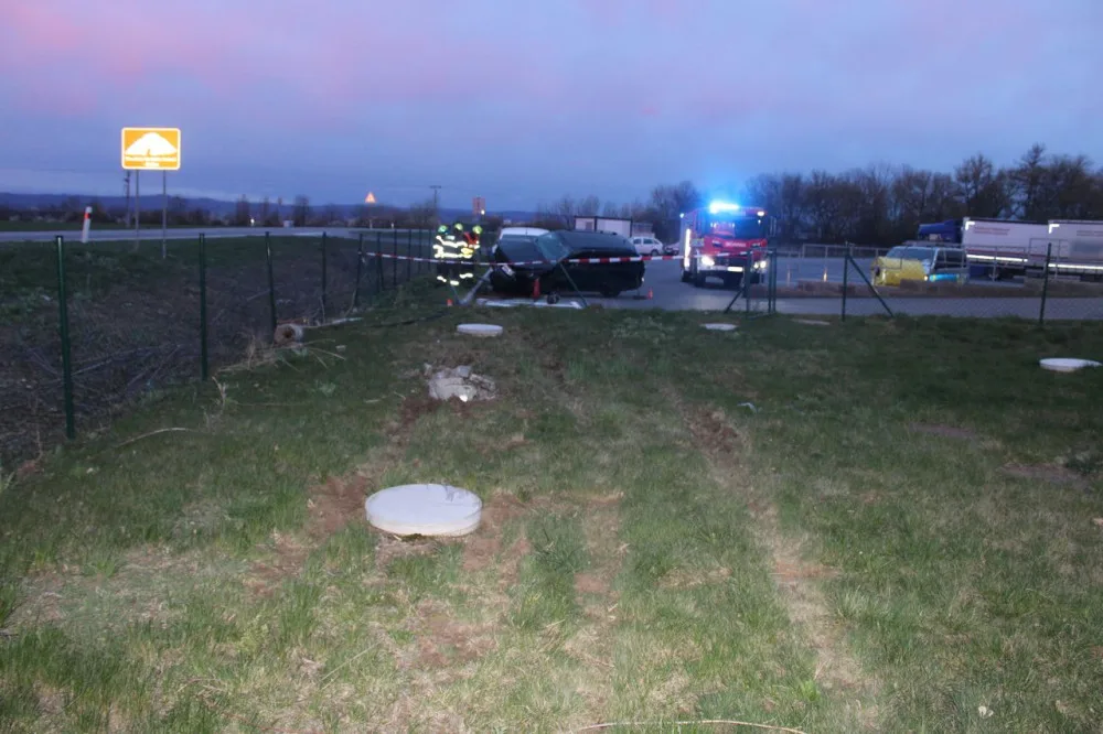 Mladý opilý řidič smetl u Břuchotína patník, plot, hydrant a obrubníky. Zastavilo ho až zaparkované auto