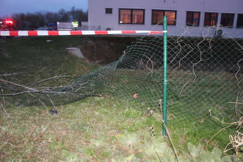 Mladý opilý řidič smetl u Břuchotína patník, plot, hydrant a obrubníky. Zastavilo ho až zaparkované auto