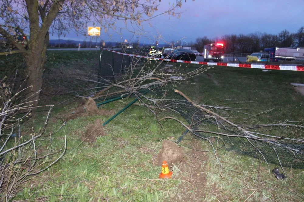 Mladý opilý řidič smetl u Břuchotína patník, plot, hydrant a obrubníky. Zastavilo ho až zaparkované auto