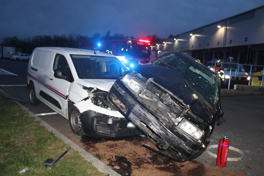 Mladý opilý řidič smetl u Břuchotína patník, plot, hydrant a obrubníky. Zastavilo ho až zaparkované auto