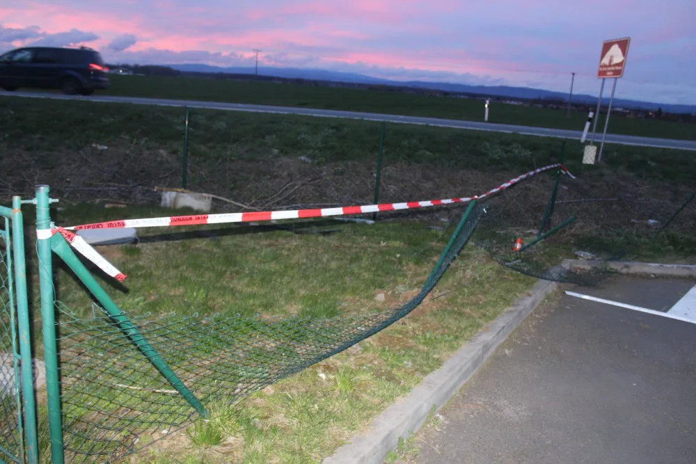 Mladý opilý řidič smetl u Břuchotína patník, plot, hydrant a obrubníky. Zastavilo ho až zaparkované auto