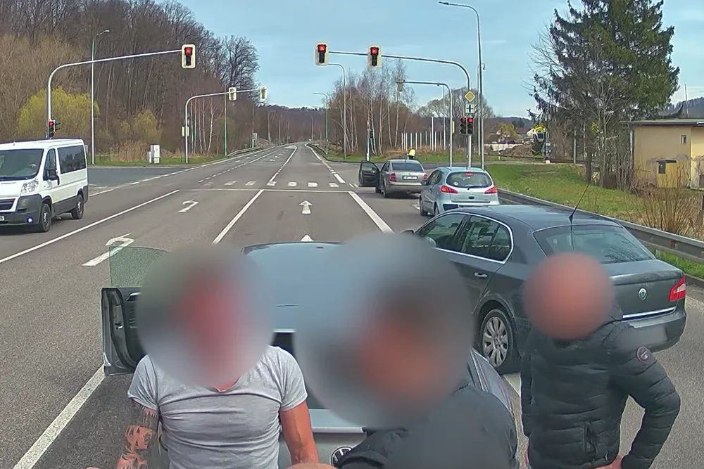 Kamioňák na Jesenicku chtěl předjíždět, řidiči ho blokovali. Na semaforech přišla ostrá výměna názorů