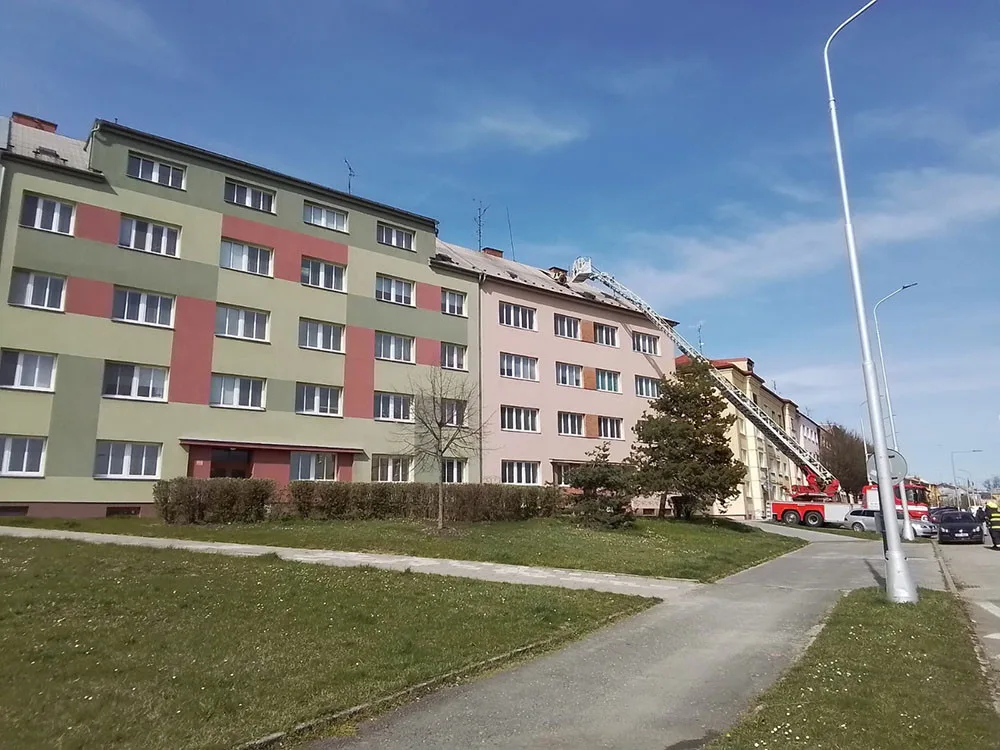 Poničené střechy i náraz vlaku do stromu. Hasiči v Olomouckém kraji řešili kvůli vichru desítky událostí