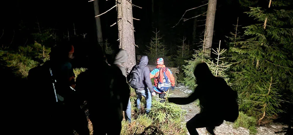 Bez vybavení zabloudili přes hranice. Prochladlé polské turisty v noci vypátrali horší záchranáři