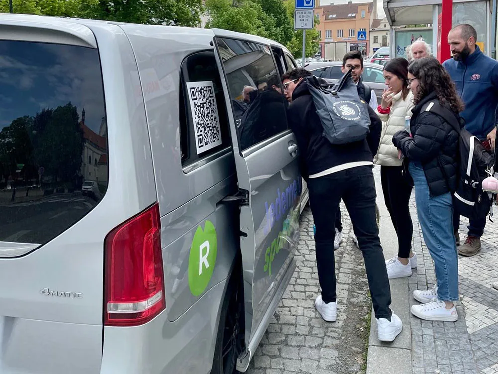 V Pardubickém kraji či v Říčanech u Prahy jezdí v operativním systému mikrobusy startupu Citya