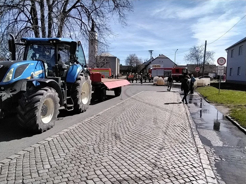 Na Přerovsku se převrátil náklad hnojiva. Z proražených nádrží unikly chemikálie do kanalizace