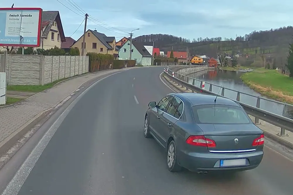 Řidič Škody Superb blokuje nákladní soupravu v obci Česká Ves na Jesenicku