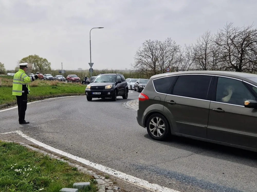 Doprava k olomoucké zoo zkolabovala. Policie auta odkláněla pryč