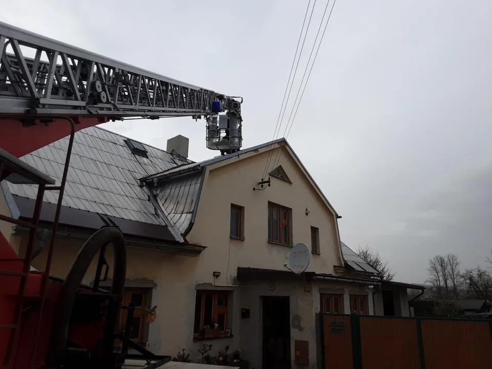 U Mladče silný vítr shodil strom na cyklistu. Hasiči měli v celém kraji přes dvě desítky zásahů