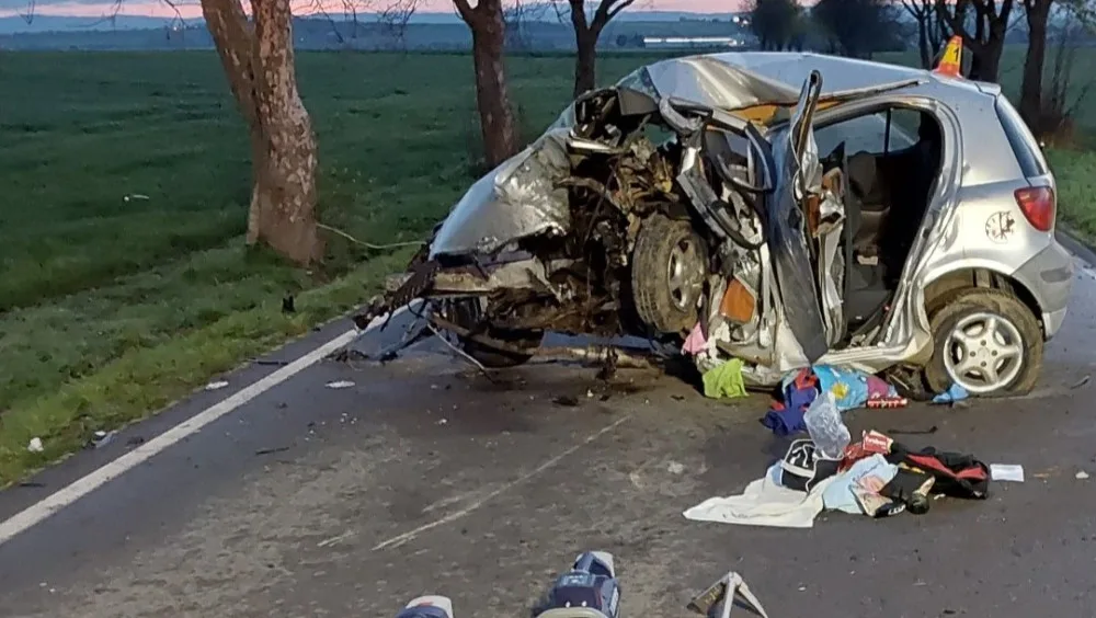 Další tragická nehoda u Olšan. Řidič osobního vozu zemřel poté, co auto narazilo do stromu