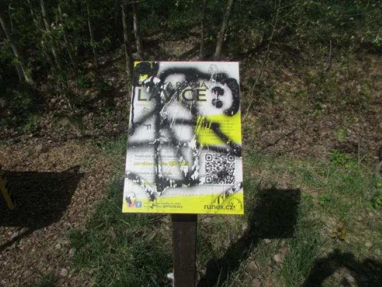 Vandal řádil na stezce zdraví u Horní Libiny, posprejoval cvičební prvky. Napáchal škody za desítky tisíc