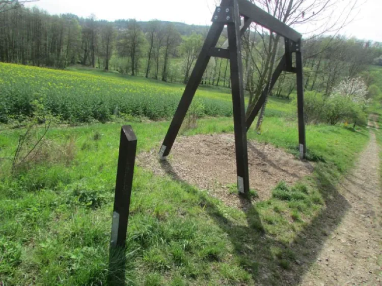 Vandal řádil na stezce zdraví u Horní Libiny, posprejoval cvičební prvky. Napáchal škody za desítky tisíc
