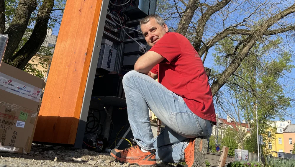 První multifunkční cyklostojan je na Floře. Nabízí nabíječky, defibrilátor, nářadí i veřejný internet